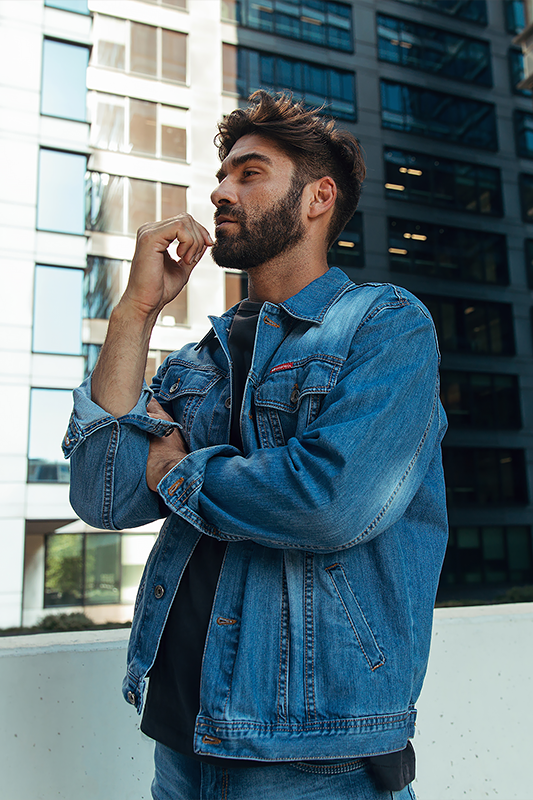 Mężczyzna w jeansowym ubraniu podczas sesji modowej, reklama dla firmy odzieżowej