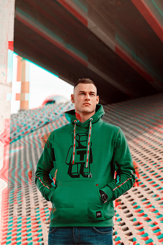 Model w bluzie podczas sesji zdjęciowej​ w Łodzi