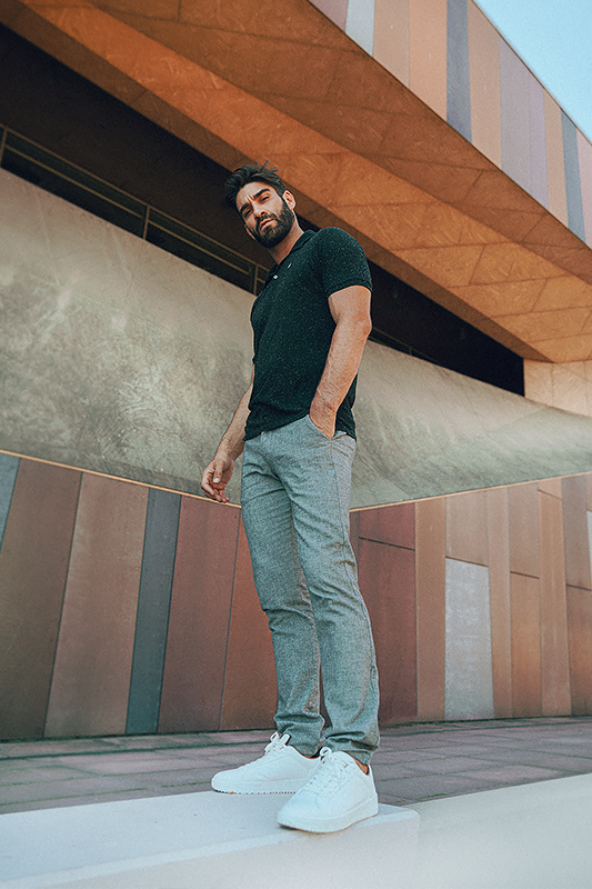 Mężczyzna prezentujący stylizację w lookbook