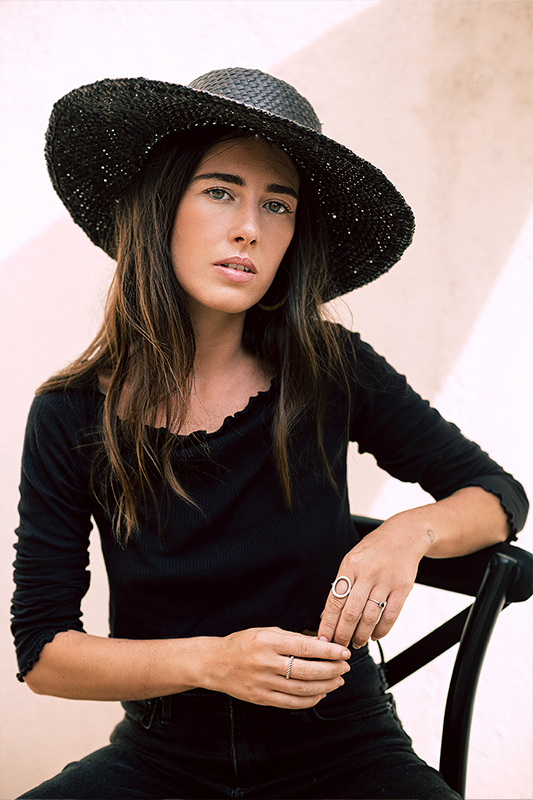 Modelka prezentująca kolekcję w katalogu modowym