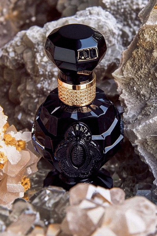 Butelka perfum w aranżacji reklamowej