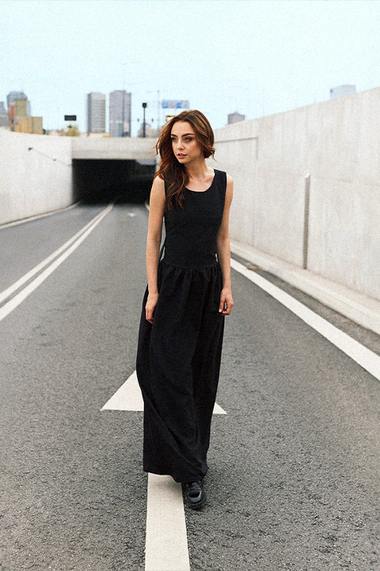 Kobieta w sukience podczas sesji zimowej