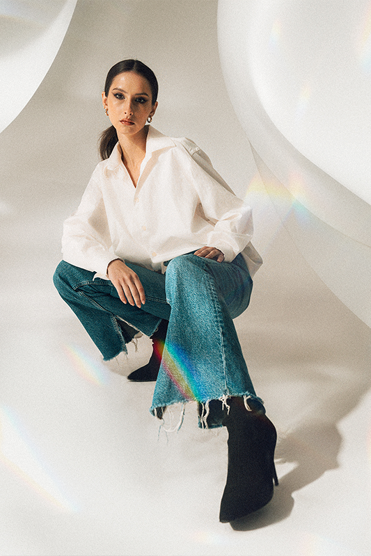 Kobieta w jeansach podczas sesji modowej​