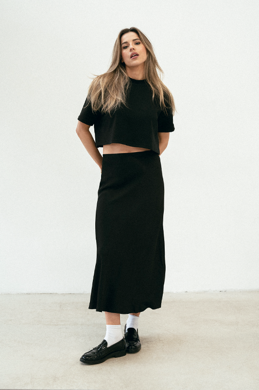 Kobieta w eleganckiej sukience podczas sesji wiosennej​