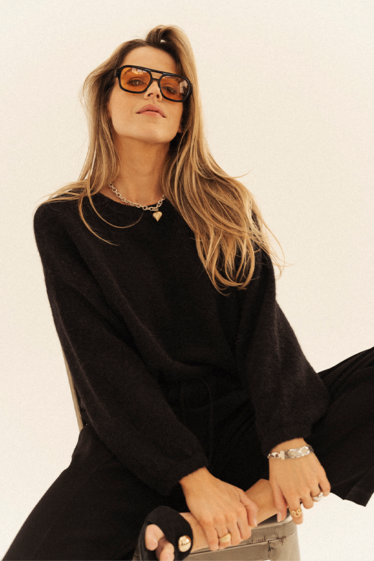 Kobieta w swetrze podczas sesji modowej​