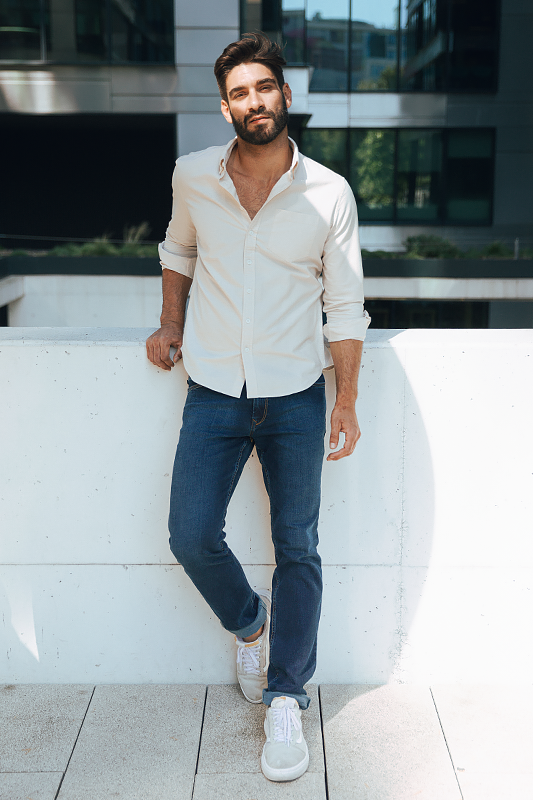 Model prezentujący stylizację męską w kampanii marketingowej​