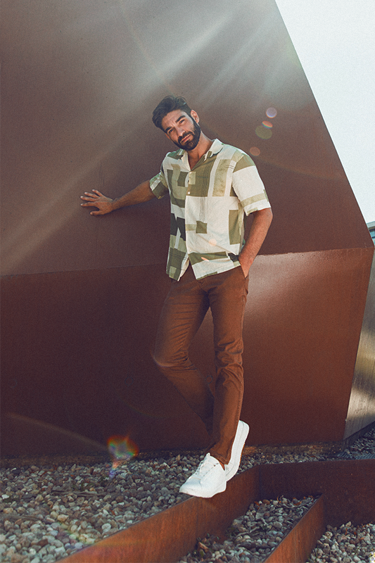 Model w chinos podczas sesji reklamowej​