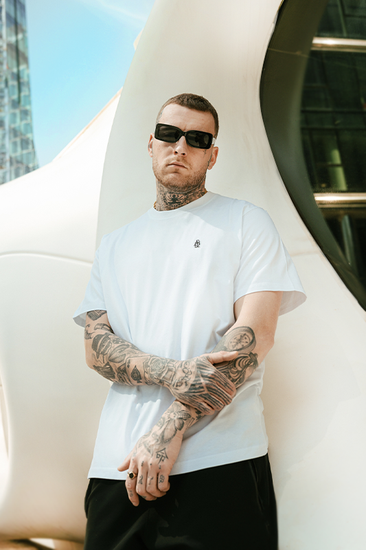 Model w t-shircie podczas sesji lookbookowej​