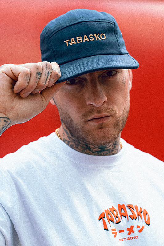 Model w stylizacji streetwearowej podczas sesji zdjęciowej​