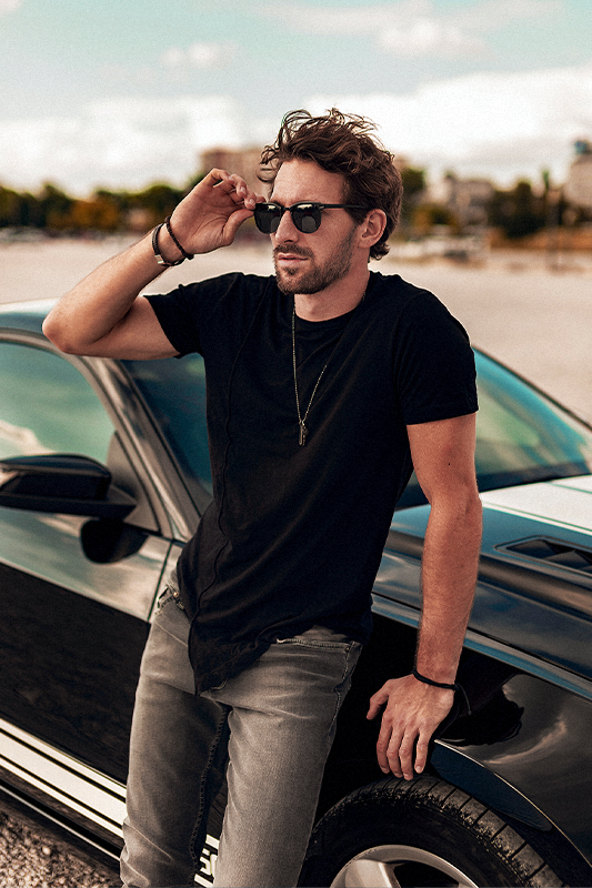 Model prezentujący kolekcję męską w katalogu​